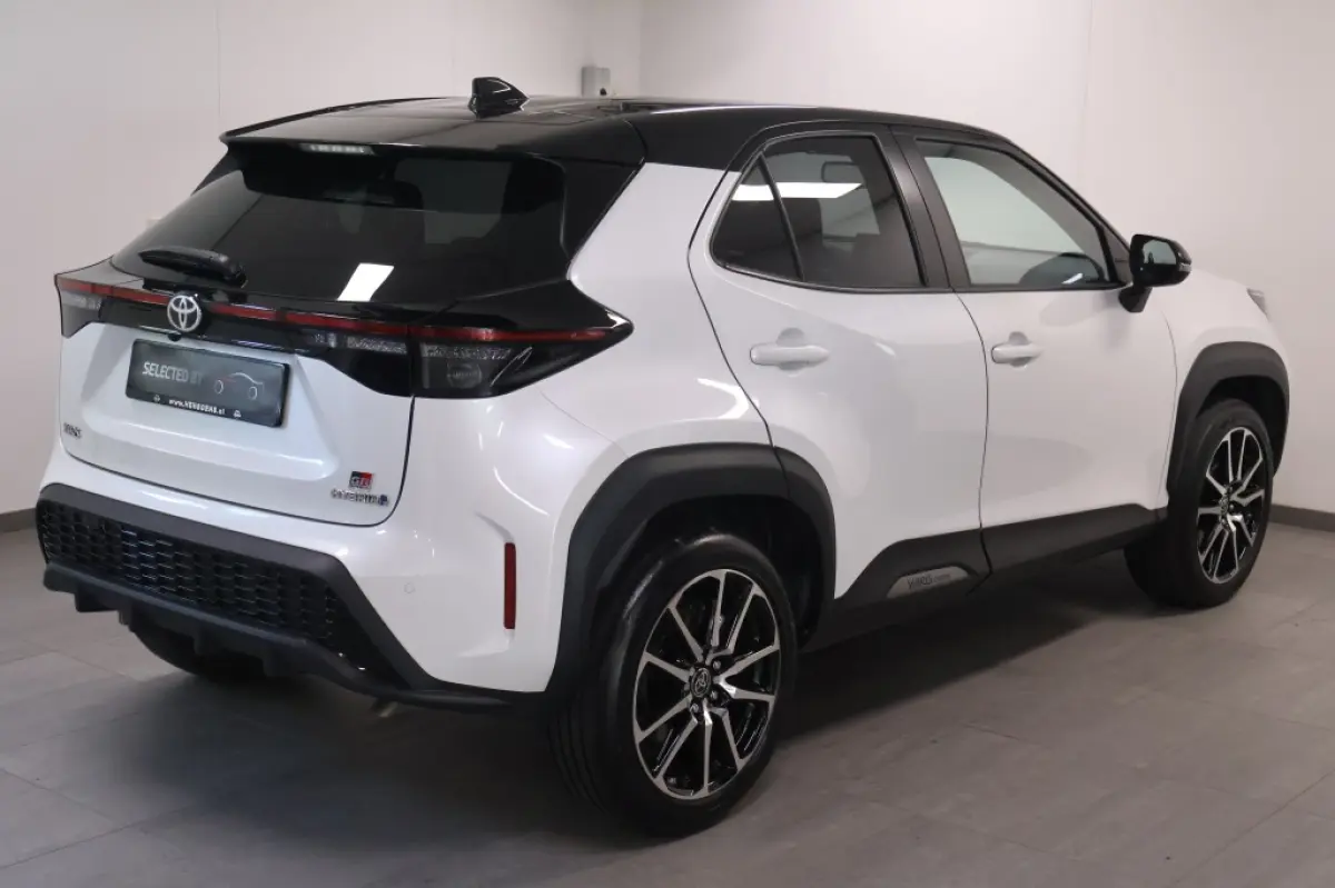 1.5 Hybrid GR Sport | Two-Tone | HUD
