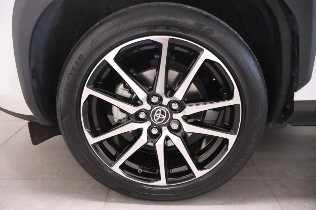 1.5 Hybrid GR Sport | Two-Tone | HUD