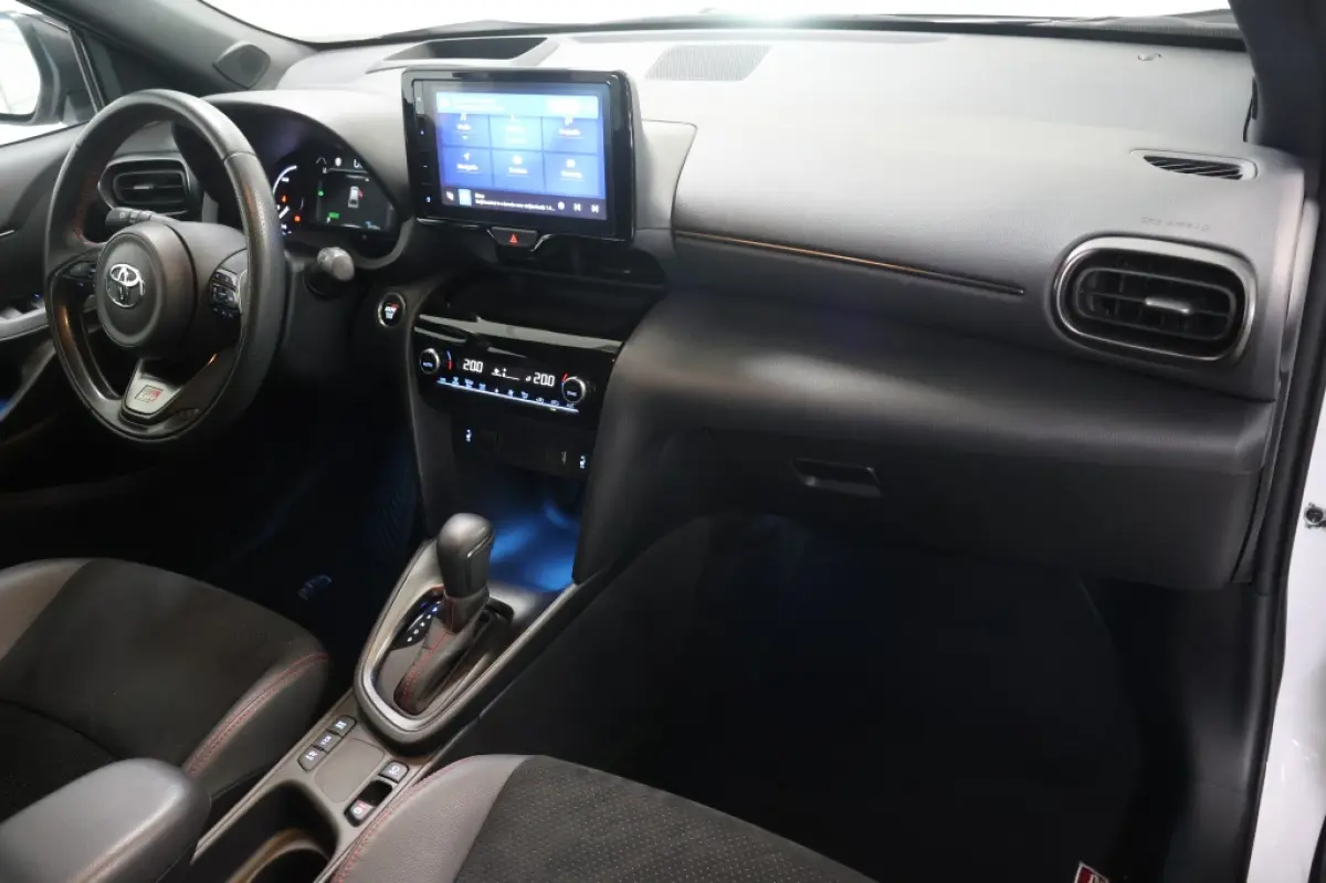 1.5 Hybrid GR Sport | Two-Tone | HUD