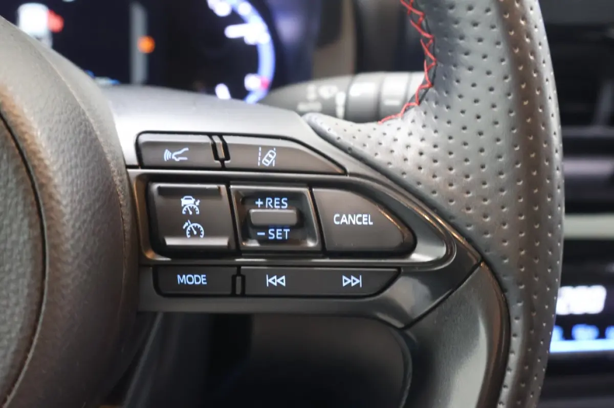 1.5 Hybrid GR Sport | Two-Tone | HUD
