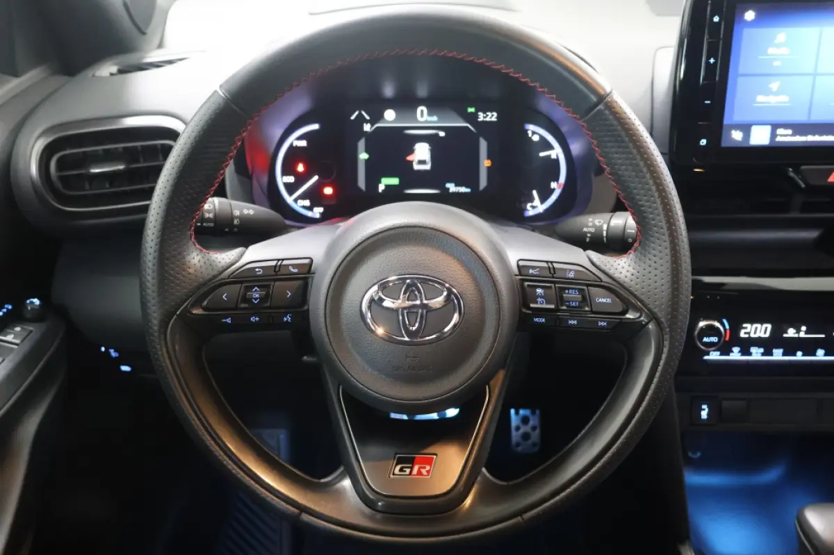 1.5 Hybrid GR Sport | Two-Tone | HUD