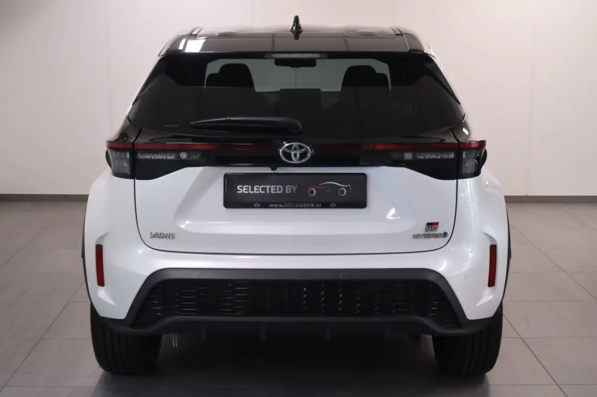 1.5 Hybrid GR Sport | Two-Tone | HUD
