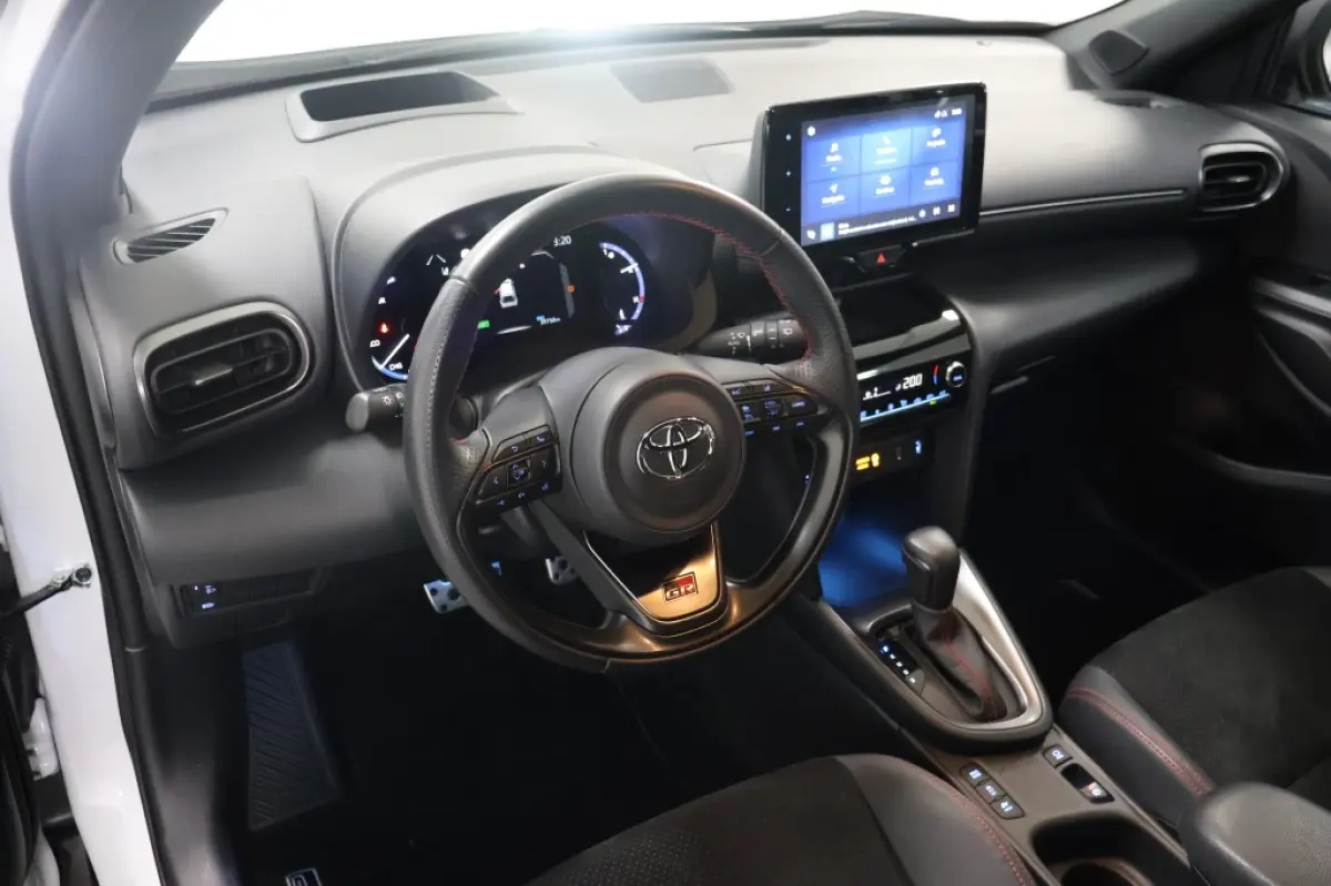 1.5 Hybrid GR Sport | Two-Tone | HUD