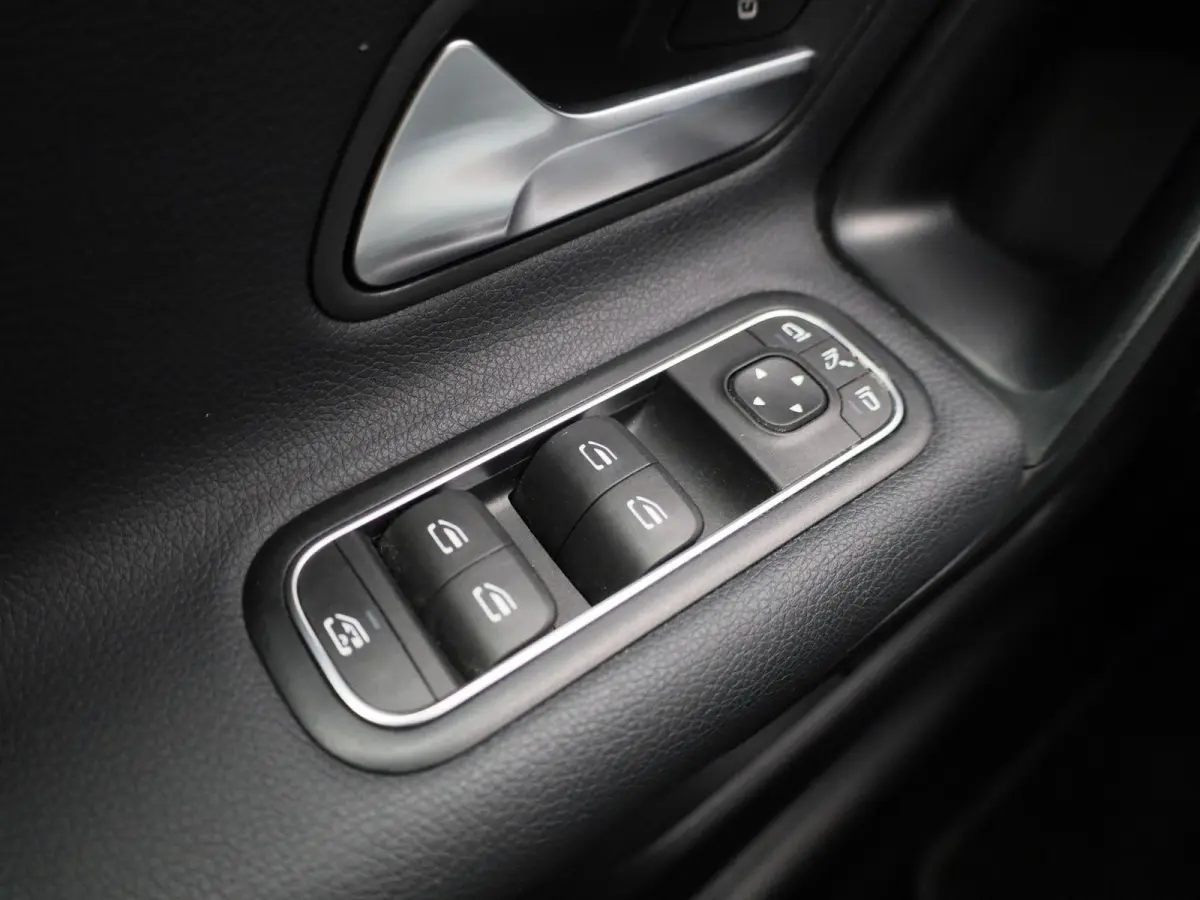 180 Business Solution | Climate Control | Achteruitrijcamera | Stoelverwarming | Parkeersensoren |