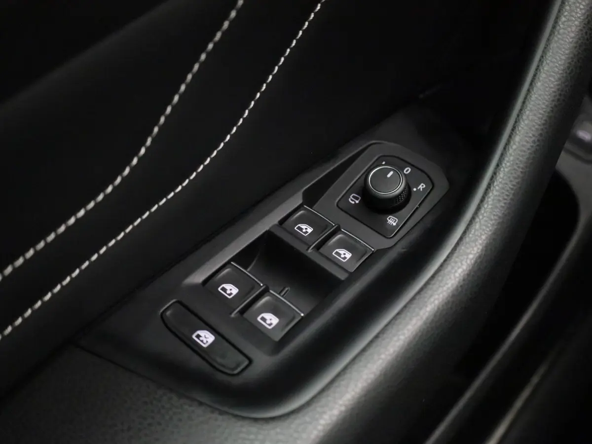1.4 TSI PHEV GTE Business | Apple Carplay / Android Auto | Panoramadak | Elektrische Stoelen | Head-up Display | Achteruitrijcamera | Stoelverwarming | Parkeersensoren | Trekhaak |
