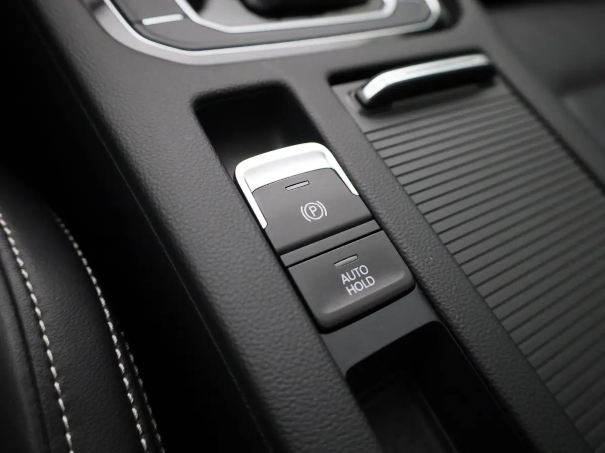 1.4 TSI PHEV GTE Business | Apple Carplay / Android Auto | Panoramadak | Elektrische Stoelen | Head-up Display | Achteruitrijcamera | Stoelverwarming | Parkeersensoren | Trekhaak |