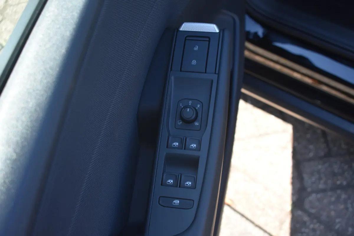 Life First Edition | Airconditioning automatisch, 2-zone (Climatronic) | Automatische afstandsregeling (Adaptive Cruise Control) | Koplampverlichting LED
