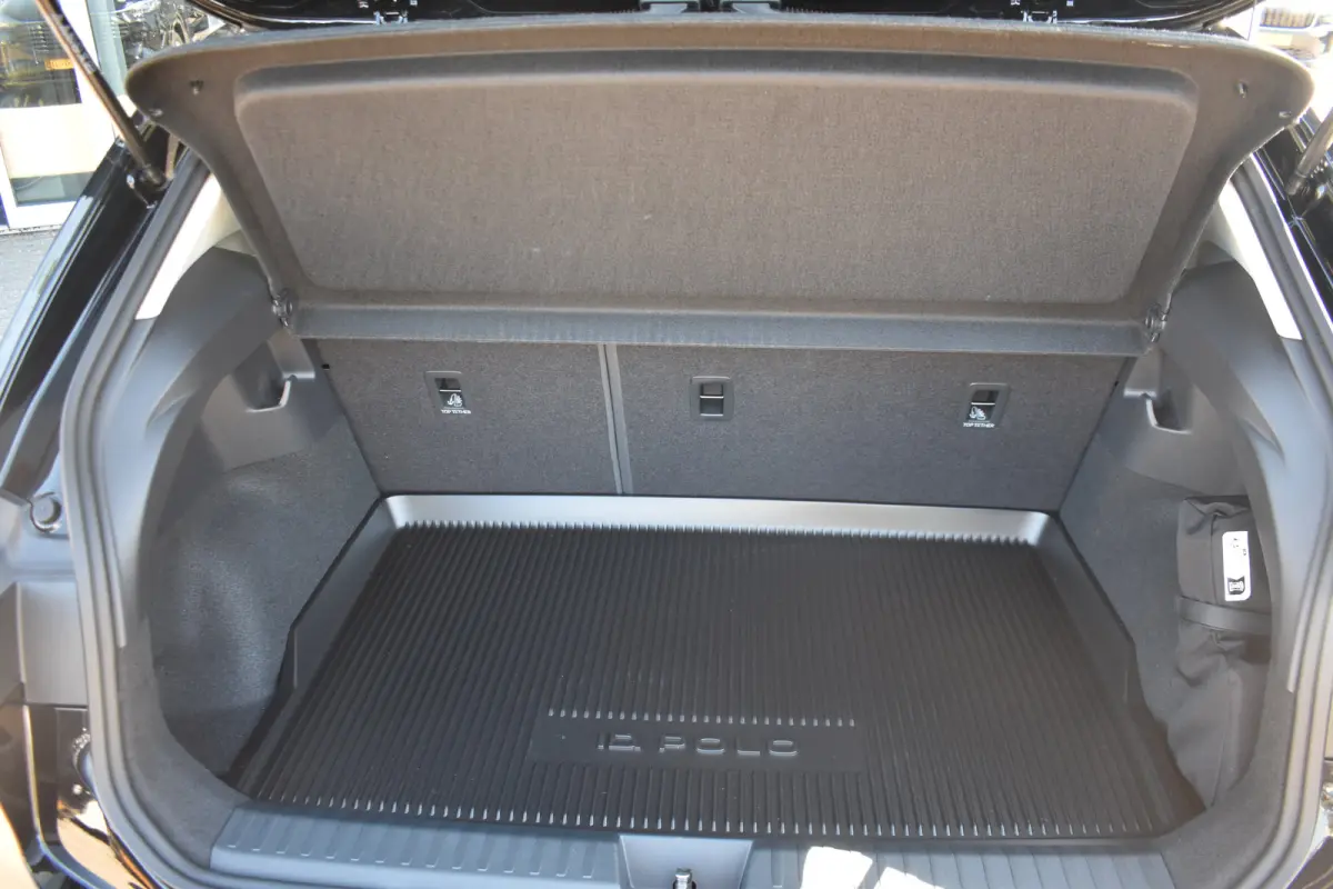 Life First Edition | Airconditioning automatisch, 2-zone (Climatronic) | Automatische afstandsregeling (Adaptive Cruise Control) | Koplampverlichting LED
