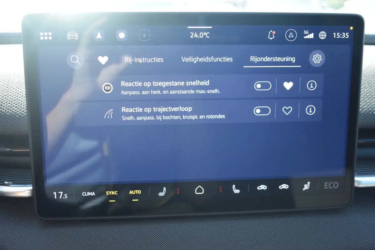 Life First Edition | Airconditioning automatisch, 2-zone (Climatronic) | Automatische afstandsregeling (Adaptive Cruise Control) | Koplampverlichting LED