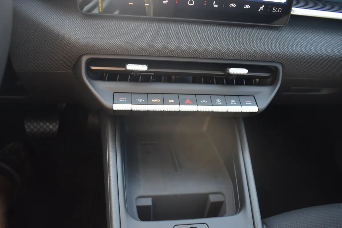 Life First Edition | Airconditioning automatisch, 2-zone (Climatronic) | Automatische afstandsregeling (Adaptive Cruise Control) | Koplampverlichting LED