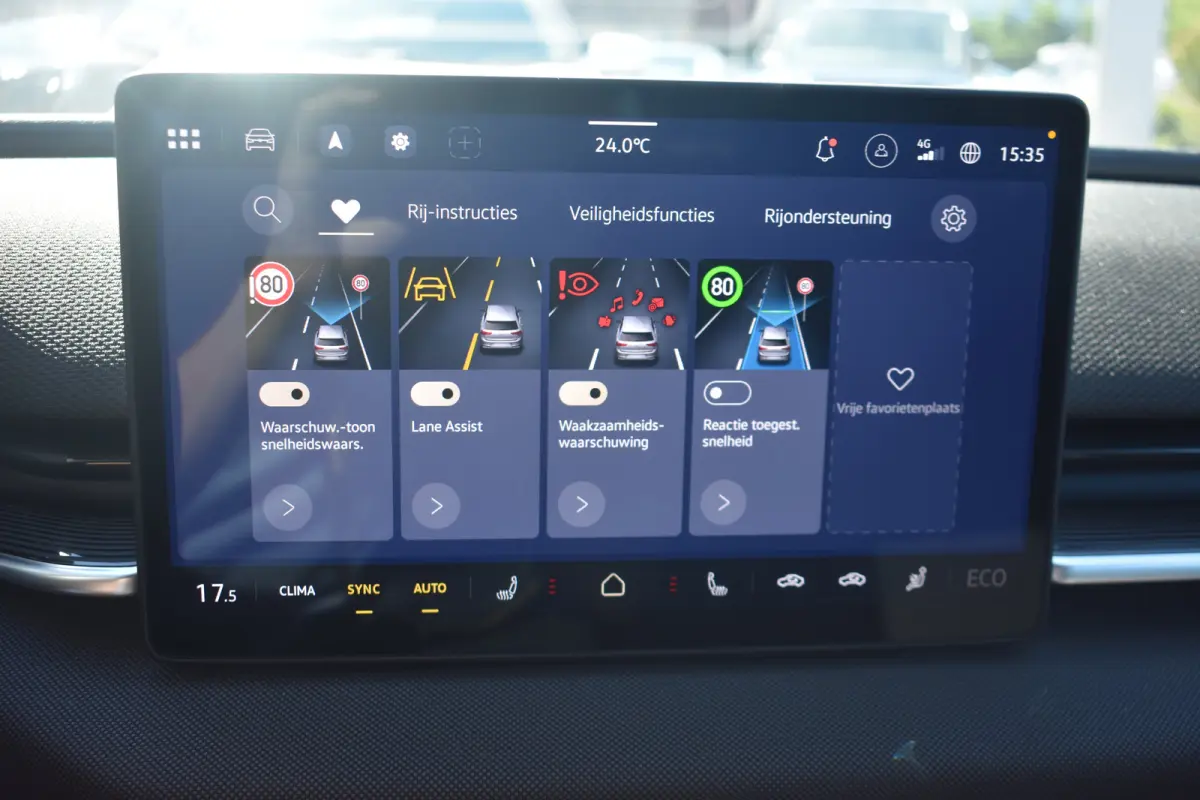 Life First Edition | Airconditioning automatisch, 2-zone (Climatronic) | Automatische afstandsregeling (Adaptive Cruise Control) | Koplampverlichting LED