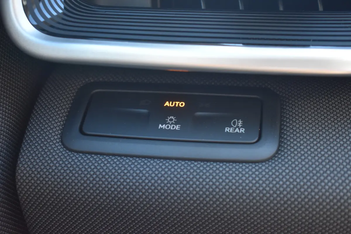 Life First Edition | Airconditioning automatisch, 2-zone (Climatronic) | Automatische afstandsregeling (Adaptive Cruise Control) | Koplampverlichting LED