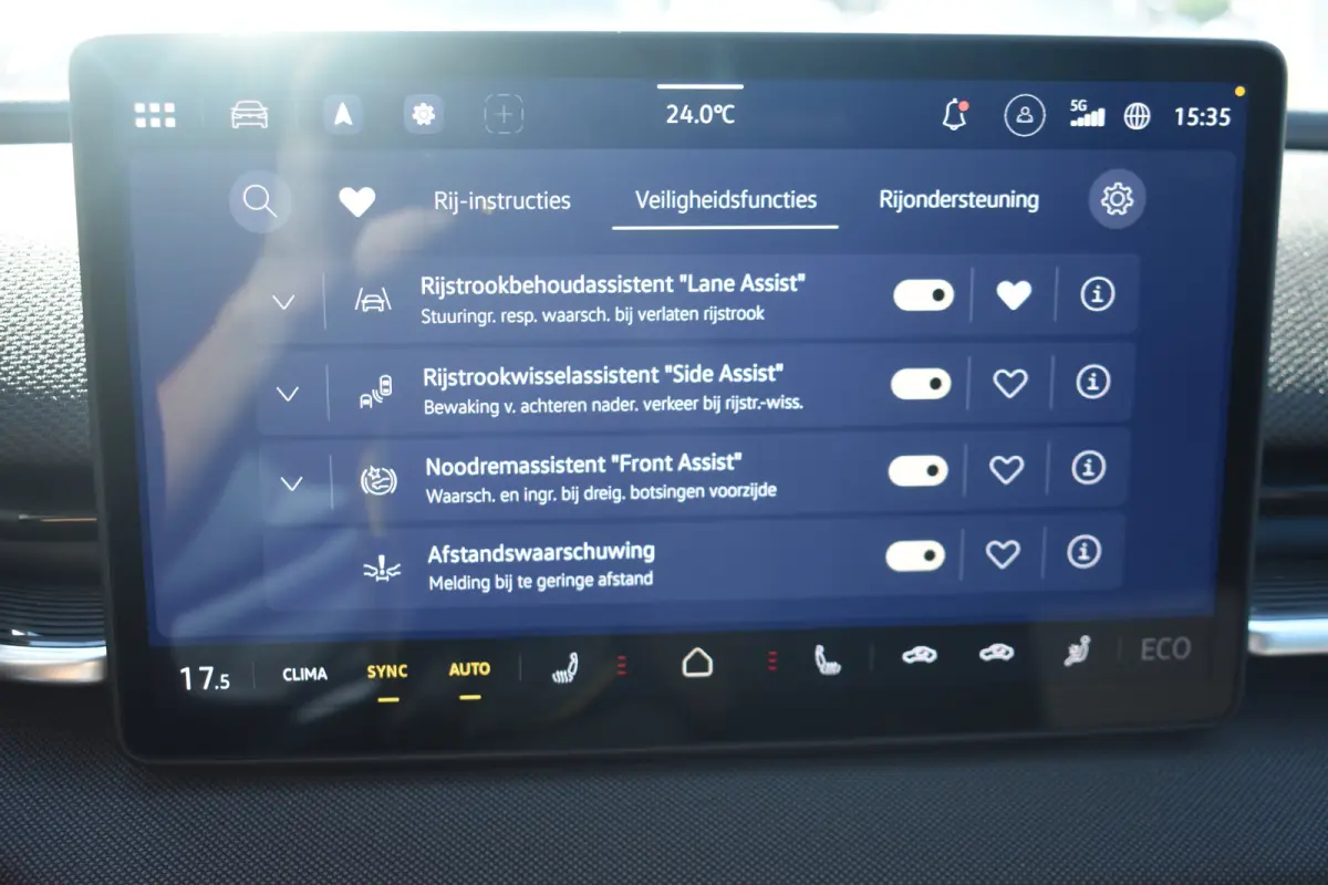 Life First Edition | Airconditioning automatisch, 2-zone (Climatronic) | Automatische afstandsregeling (Adaptive Cruise Control) | Koplampverlichting LED
