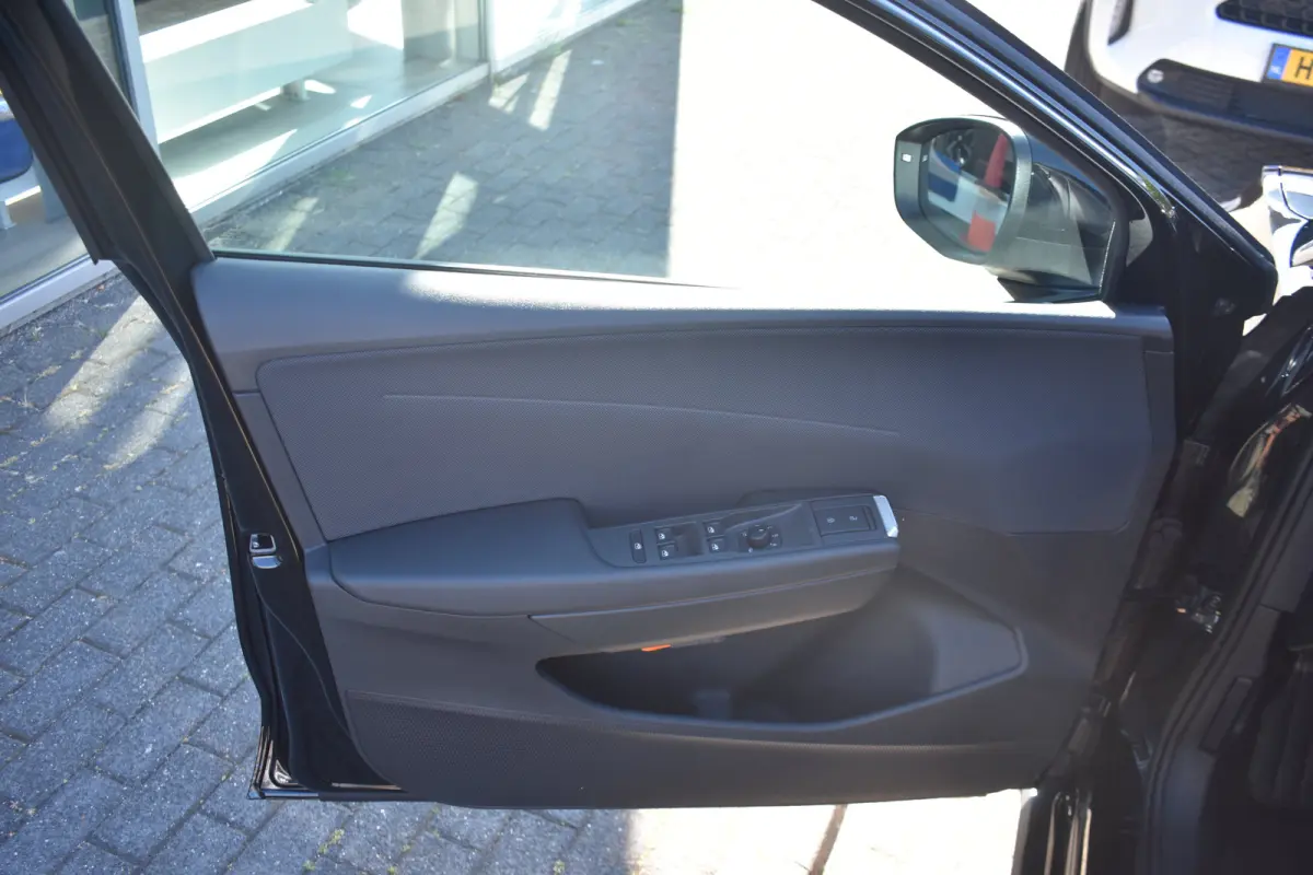 Life First Edition | Airconditioning automatisch, 2-zone (Climatronic) | Automatische afstandsregeling (Adaptive Cruise Control) | Koplampverlichting LED