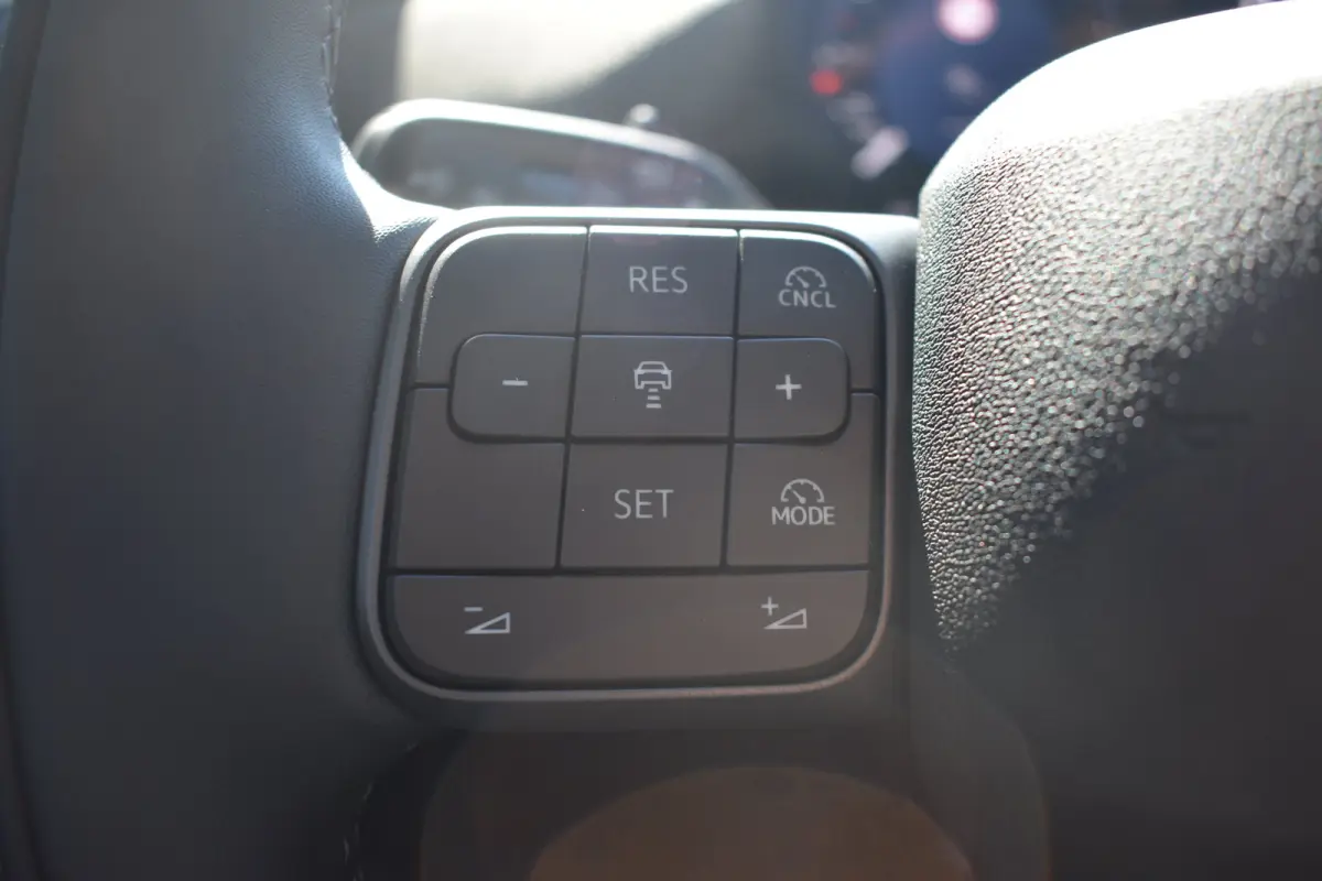 Life First Edition | Airconditioning automatisch, 2-zone (Climatronic) | Automatische afstandsregeling (Adaptive Cruise Control) | Koplampverlichting LED