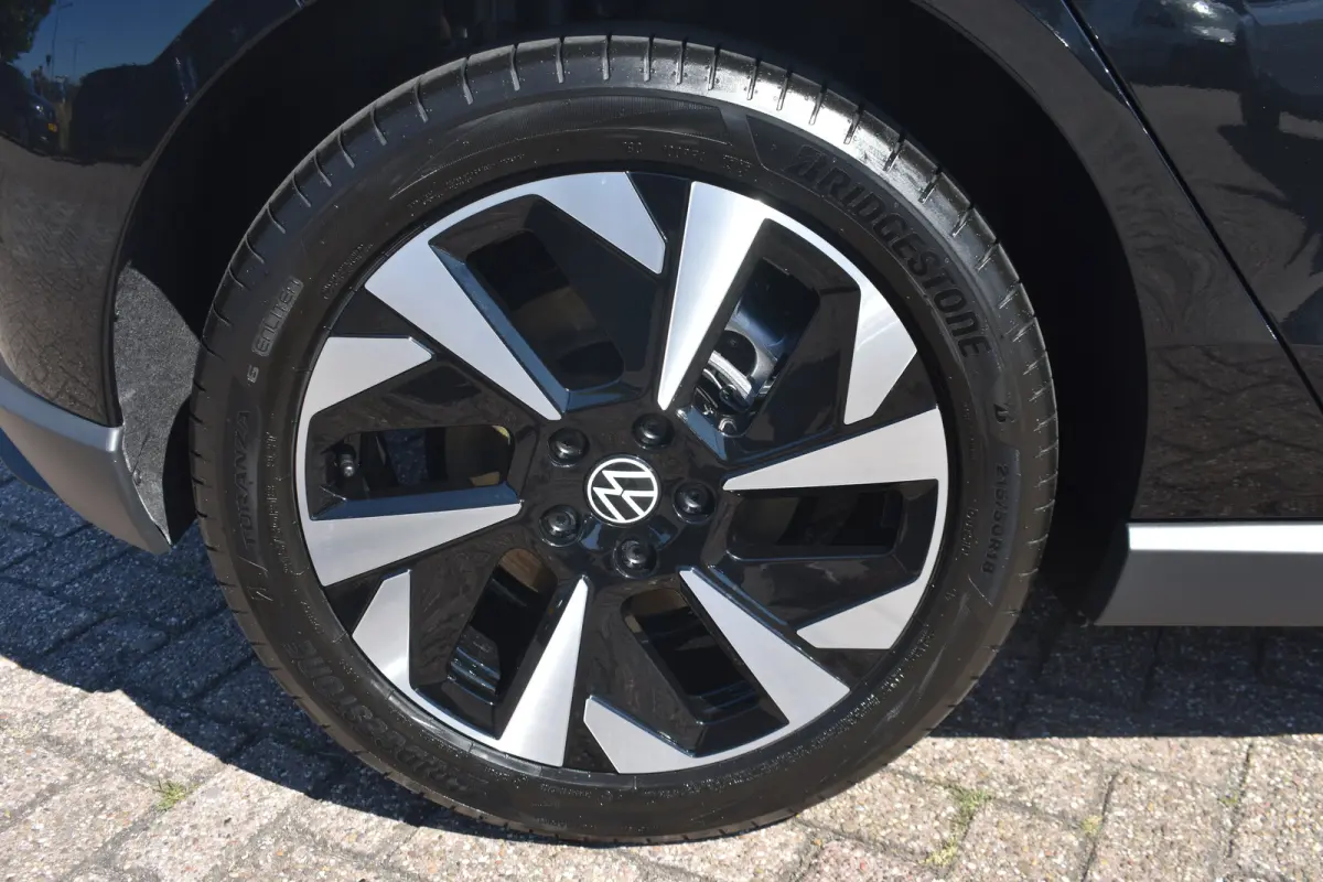 Life First Edition | Airconditioning automatisch, 2-zone (Climatronic) | Automatische afstandsregeling (Adaptive Cruise Control) | Koplampverlichting LED