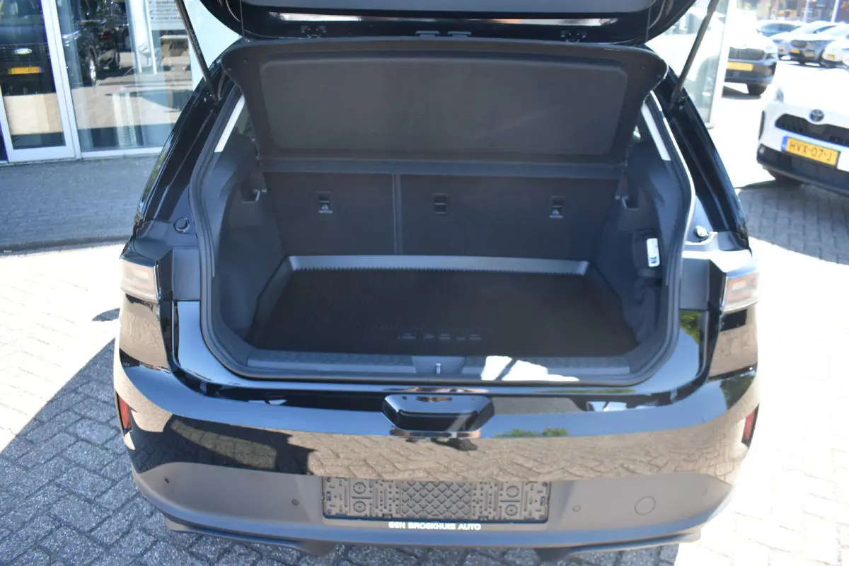 Life First Edition | Airconditioning automatisch, 2-zone (Climatronic) | Automatische afstandsregeling (Adaptive Cruise Control) | Koplampverlichting LED