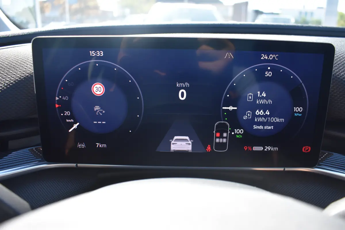 Life First Edition | Airconditioning automatisch, 2-zone (Climatronic) | Automatische afstandsregeling (Adaptive Cruise Control) | Koplampverlichting LED