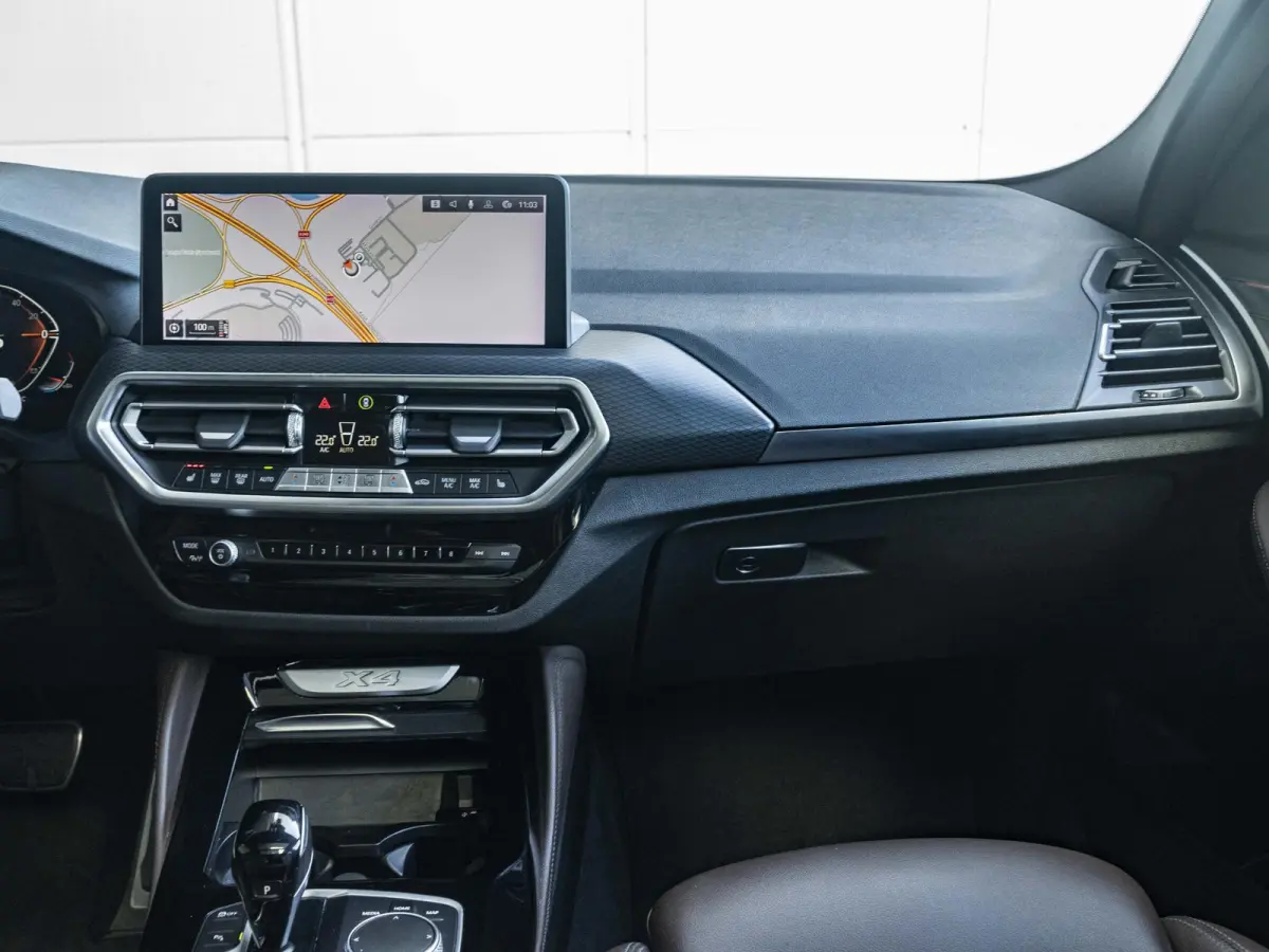 xDrive20i | High Executive | M Sportpakket | Panoramadak | Sportstoelen | BMW Laserlight | 19 inch | Parking Assistant