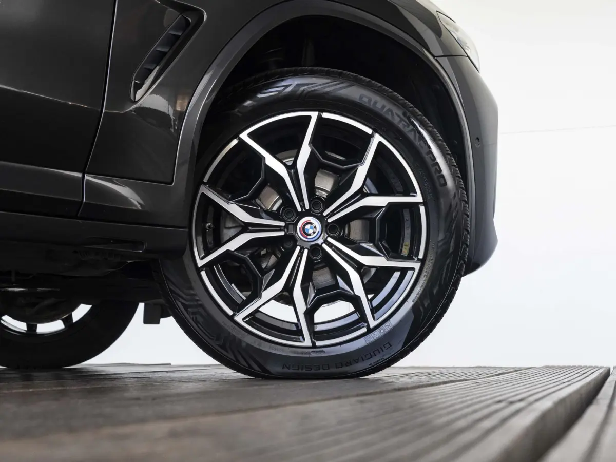 xDrive20i | High Executive | M Sportpakket | Panoramadak | Sportstoelen | BMW Laserlight | 19 inch | Parking Assistant