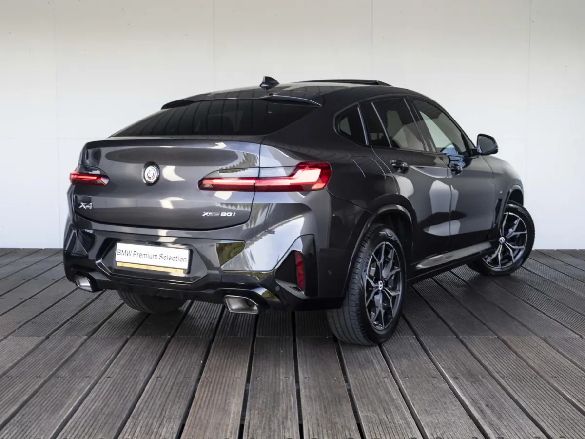 xDrive20i | High Executive | M Sportpakket | Panoramadak | Sportstoelen | BMW Laserlight | 19 inch | Parking Assistant