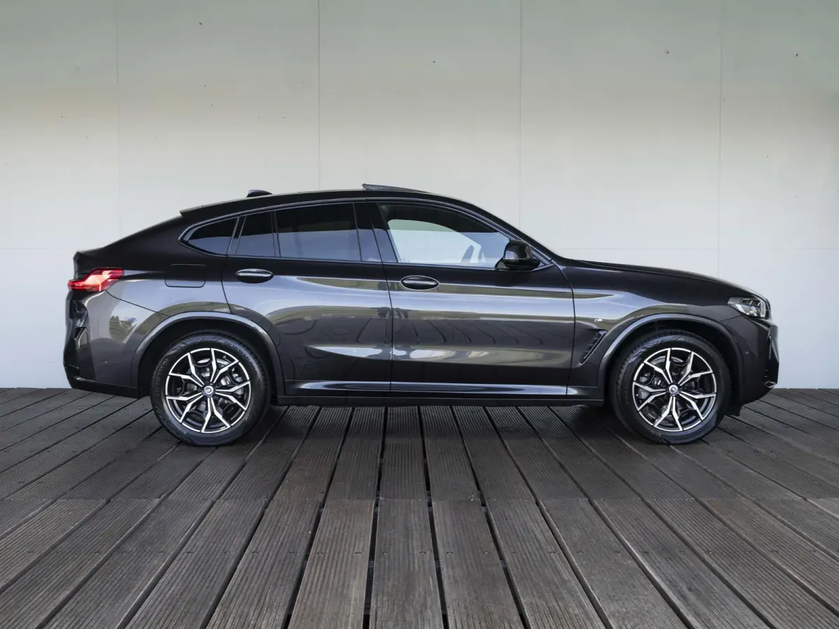 xDrive20i | High Executive | M Sportpakket | Panoramadak | Sportstoelen | BMW Laserlight | 19 inch | Parking Assistant
