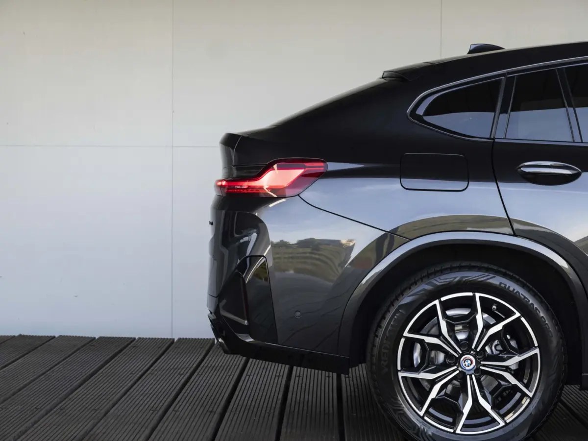 xDrive20i | High Executive | M Sportpakket | Panoramadak | Sportstoelen | BMW Laserlight | 19 inch | Parking Assistant