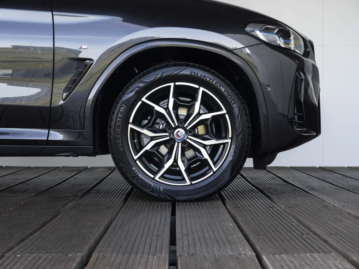 xDrive20i | High Executive | M Sportpakket | Panoramadak | Sportstoelen | BMW Laserlight | 19 inch | Parking Assistant