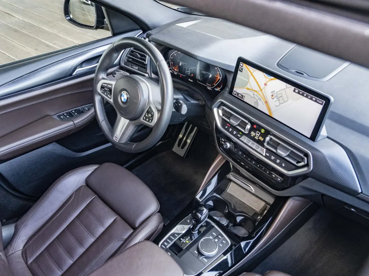 xDrive20i | High Executive | M Sportpakket | Panoramadak | Sportstoelen | BMW Laserlight | 19 inch | Parking Assistant