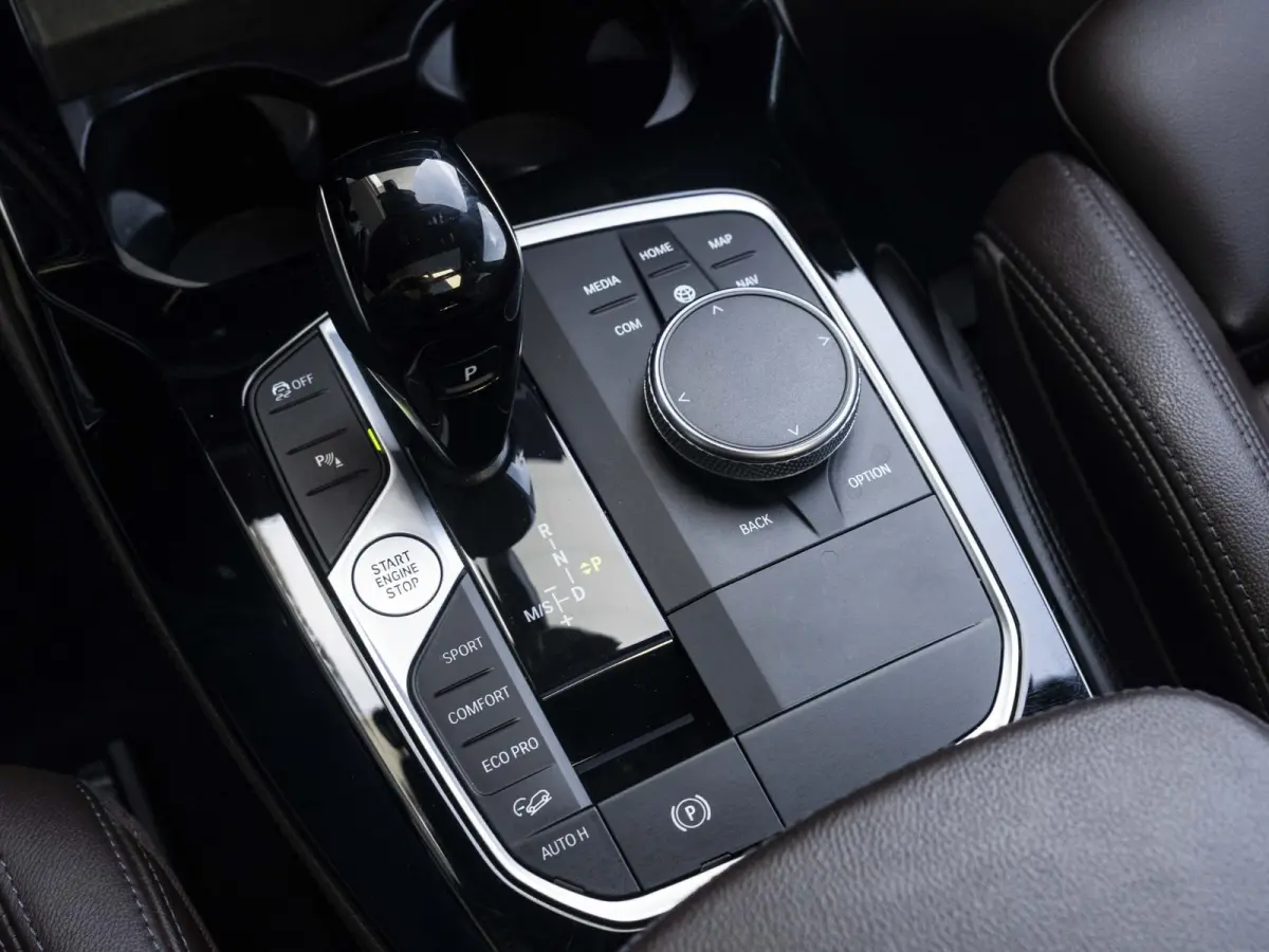 xDrive20i | High Executive | M Sportpakket | Panoramadak | Sportstoelen | BMW Laserlight | 19 inch | Parking Assistant