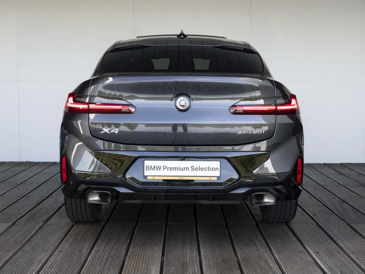 xDrive20i | High Executive | M Sportpakket | Panoramadak | Sportstoelen | BMW Laserlight | 19 inch | Parking Assistant