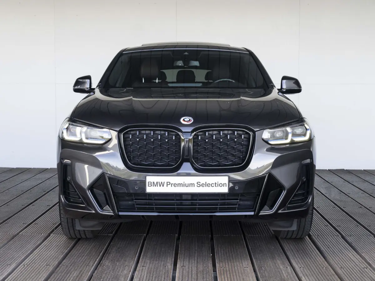 xDrive20i | High Executive | M Sportpakket | Panoramadak | Sportstoelen | BMW Laserlight | 19 inch | Parking Assistant