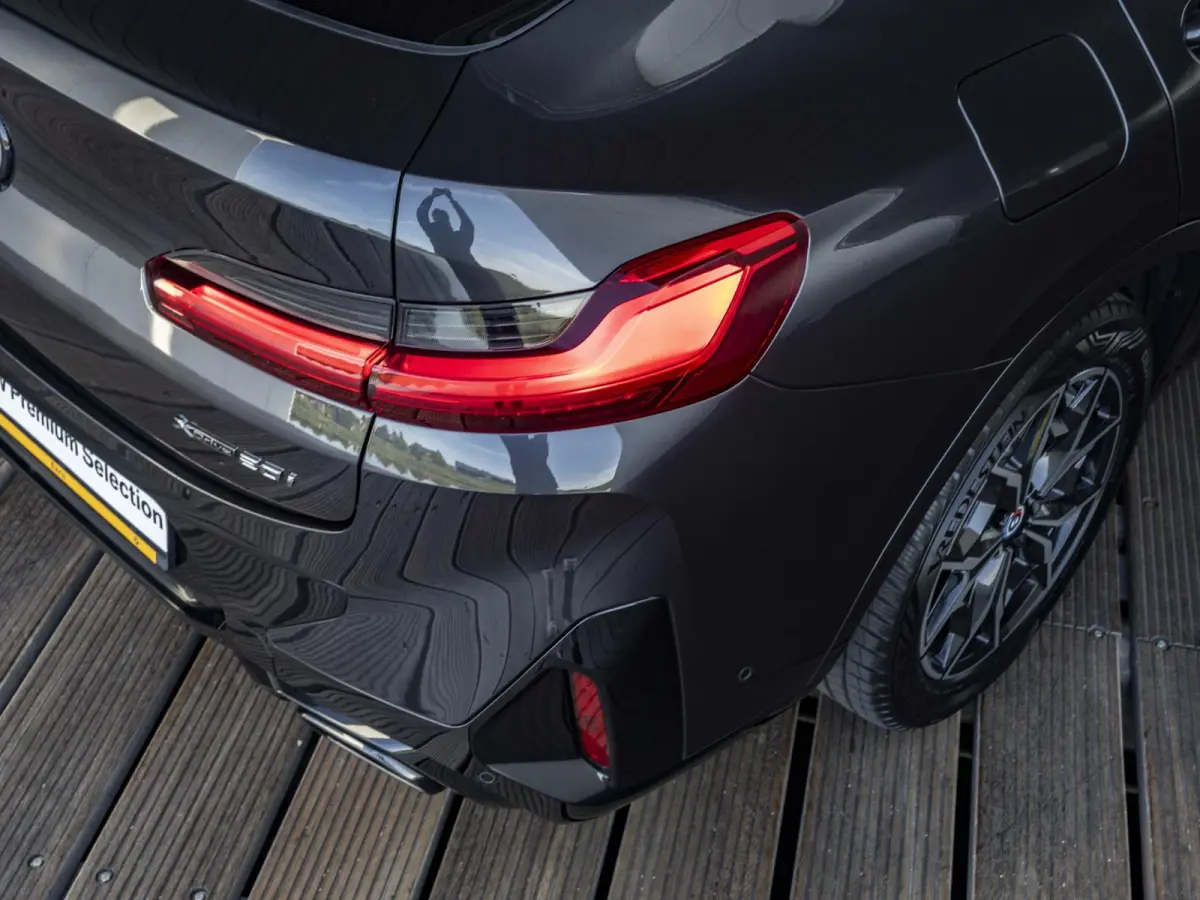 xDrive20i | High Executive | M Sportpakket | Panoramadak | Sportstoelen | BMW Laserlight | 19 inch | Parking Assistant