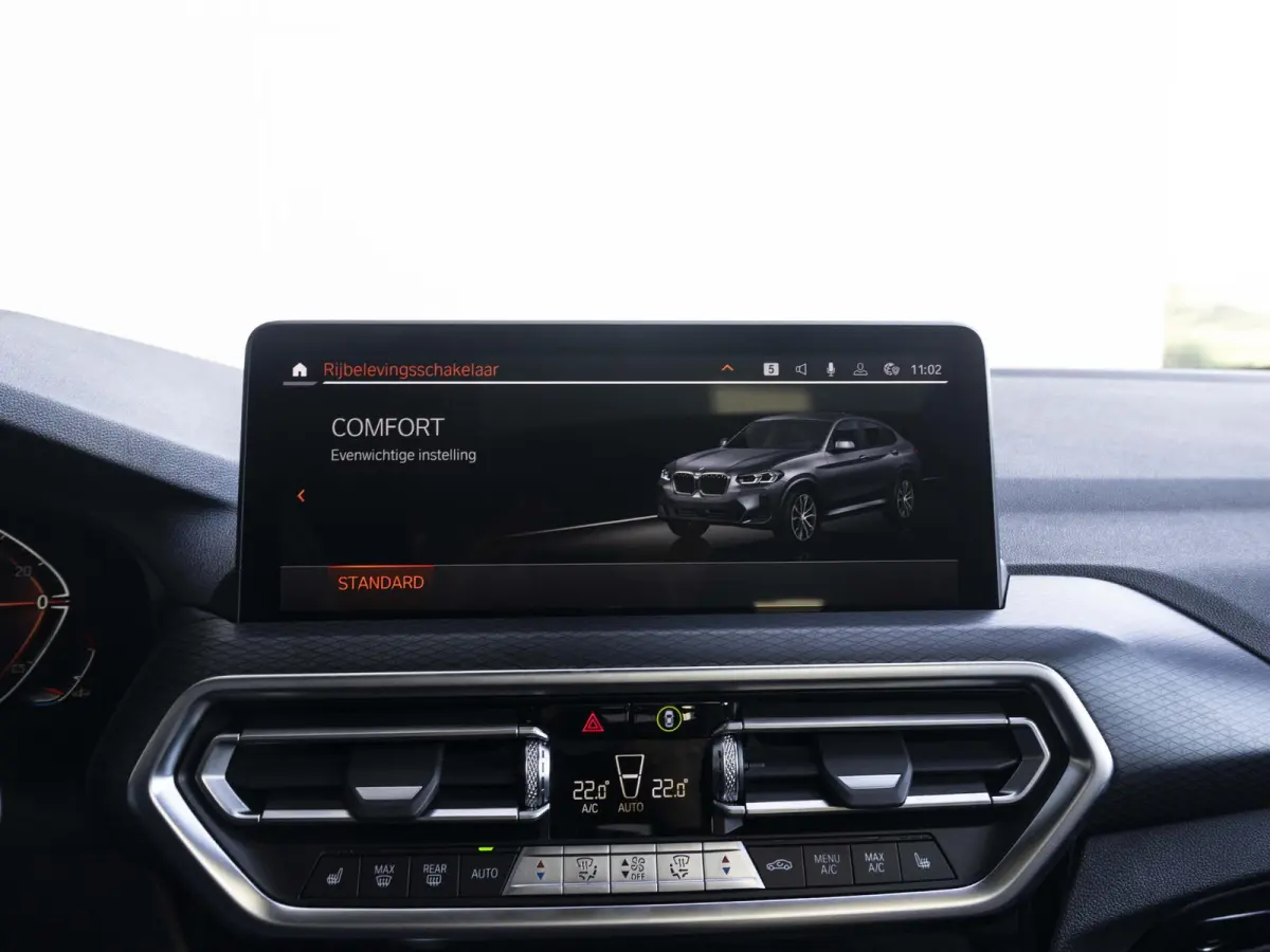 xDrive20i | High Executive | M Sportpakket | Panoramadak | Sportstoelen | BMW Laserlight | 19 inch | Parking Assistant