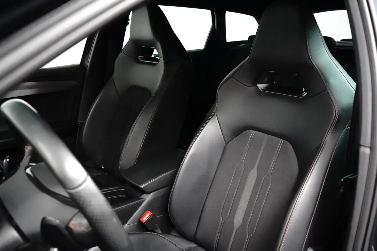 e-Hybrid l Camera l Stuurverwarming l Adapt. Cr Control l Full LED l 18" l PDC V & A l Navigatie l Appla Car PLay / Android l