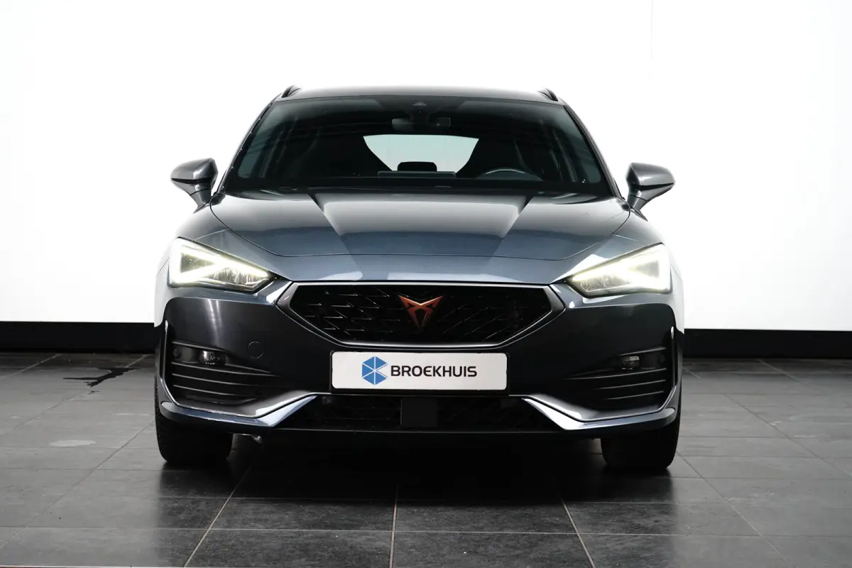 e-Hybrid l Camera l Stuurverwarming l Adapt. Cr Control l Full LED l 18" l PDC V & A l Navigatie l Appla Car PLay / Android l