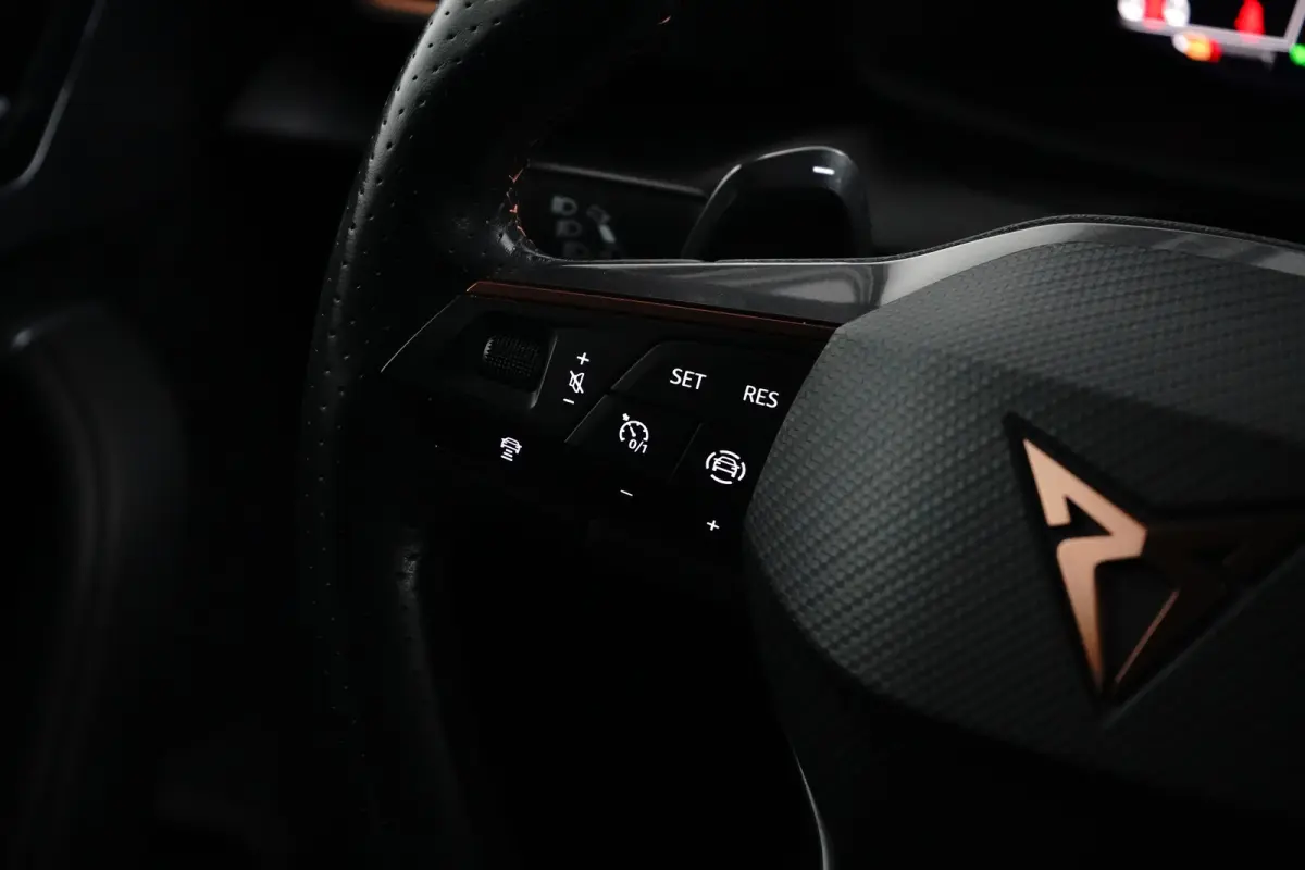 e-Hybrid l Camera l Stuurverwarming l Adapt. Cr Control l Full LED l 18" l PDC V & A l Navigatie l Appla Car PLay / Android l