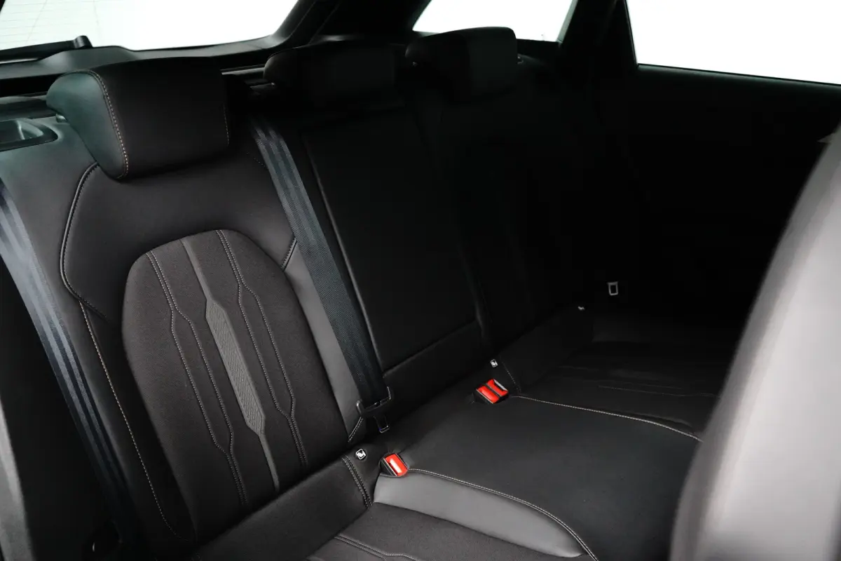 e-Hybrid l Camera l Stuurverwarming l Adapt. Cr Control l Full LED l 18" l PDC V & A l Navigatie l Appla Car PLay / Android l