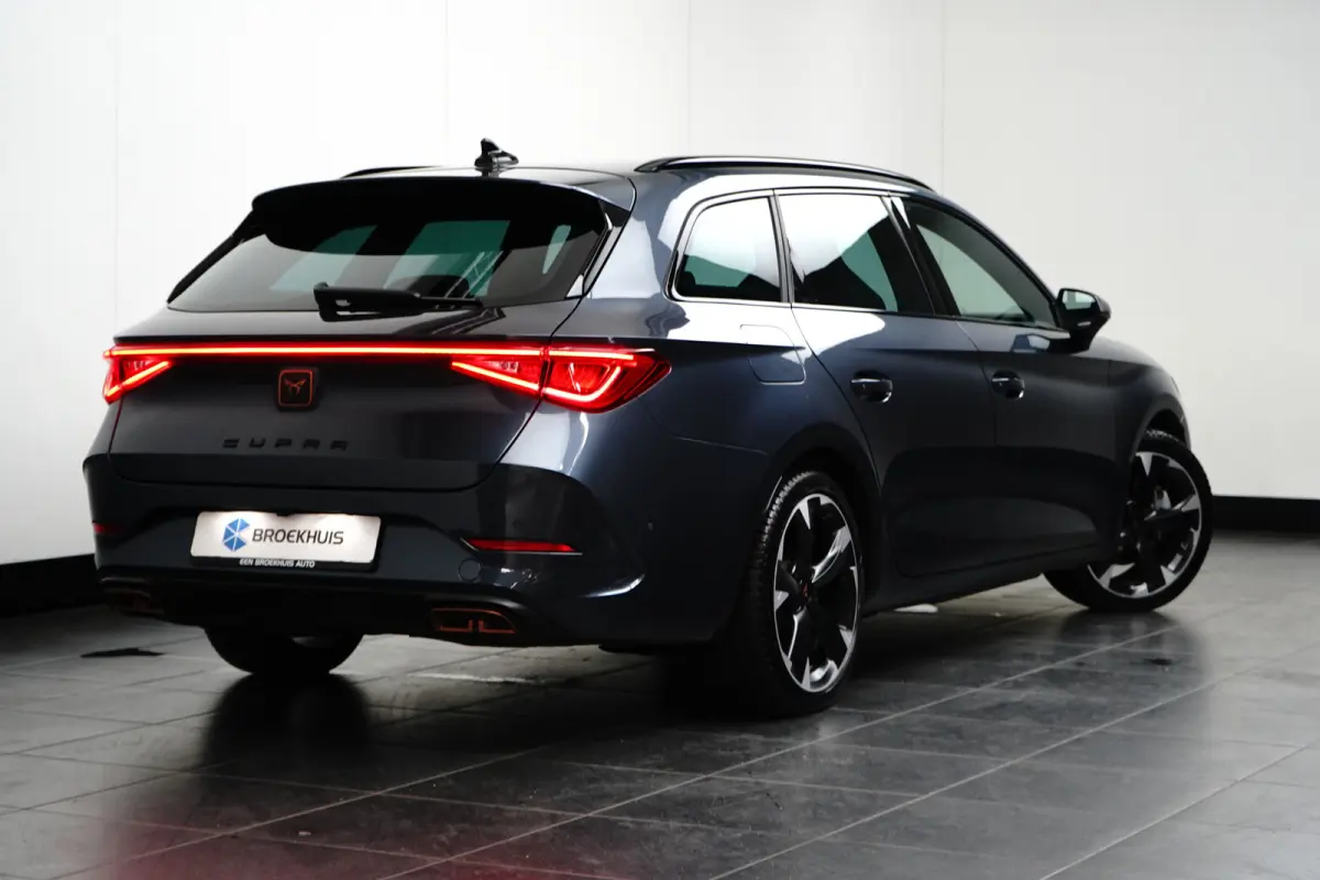 e-Hybrid l Camera l Stuurverwarming l Adapt. Cr Control l Full LED l 18" l PDC V & A l Navigatie l Appla Car PLay / Android l