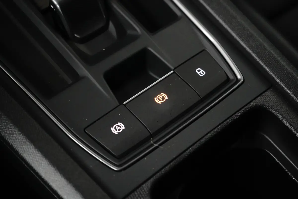 e-Hybrid l Camera l Stuurverwarming l Adapt. Cr Control l Full LED l 18" l PDC V & A l Navigatie l Appla Car PLay / Android l