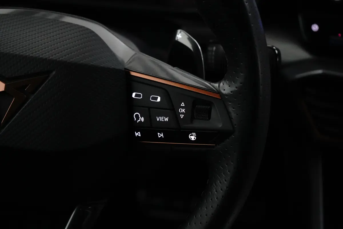 e-Hybrid l Camera l Stuurverwarming l Adapt. Cr Control l Full LED l 18" l PDC V & A l Navigatie l Appla Car PLay / Android l
