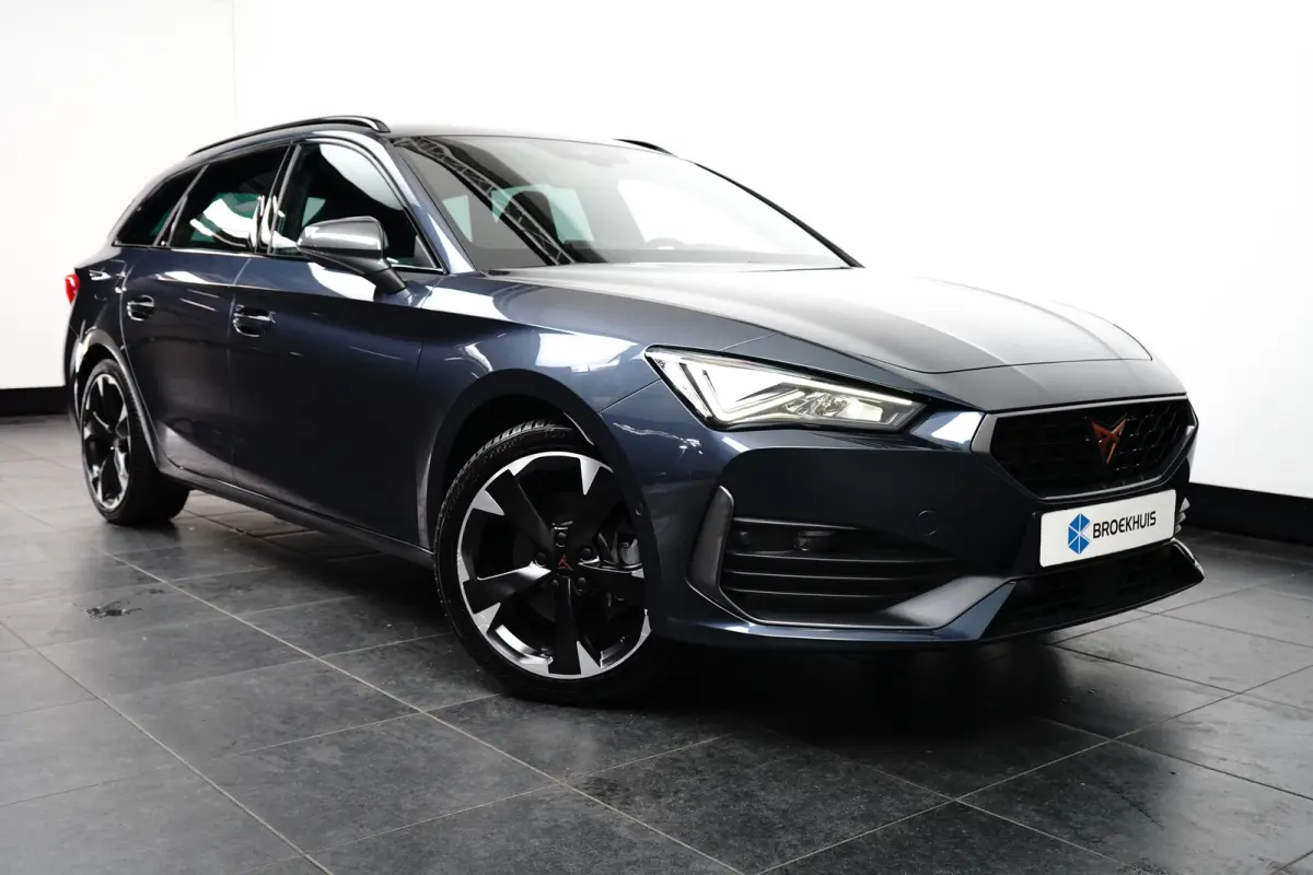 e-Hybrid l Camera l Stuurverwarming l Adapt. Cr Control l Full LED l 18" l PDC V & A l Navigatie l Appla Car PLay / Android l