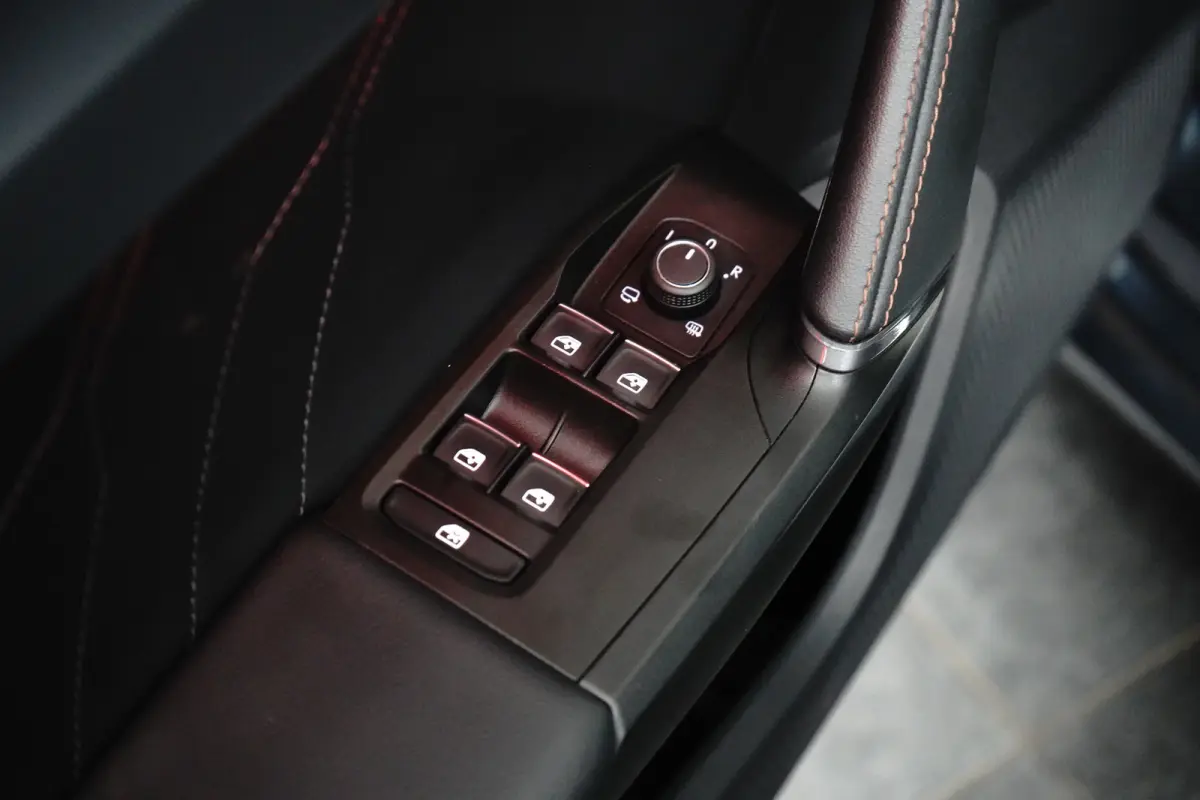e-Hybrid l Camera l Stuurverwarming l Adapt. Cr Control l Full LED l 18" l PDC V & A l Navigatie l Appla Car PLay / Android l