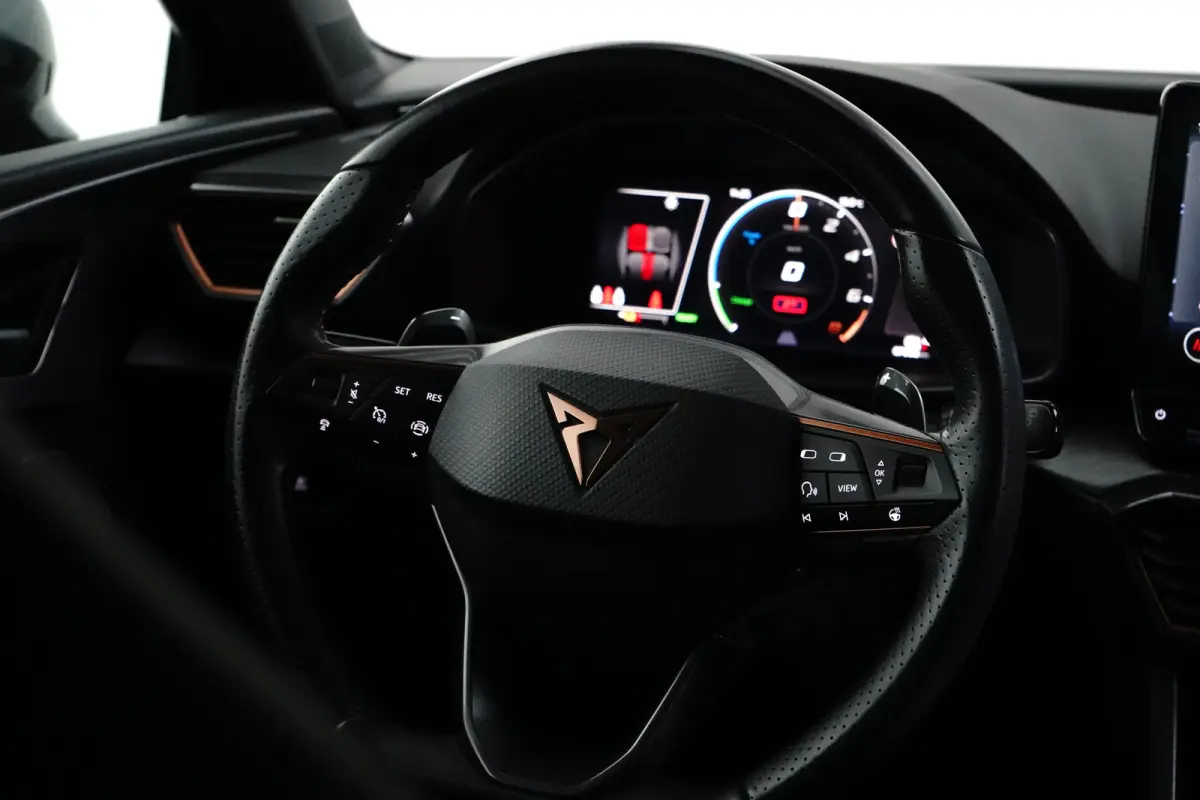 e-Hybrid l Camera l Stuurverwarming l Adapt. Cr Control l Full LED l 18" l PDC V & A l Navigatie l Appla Car PLay / Android l