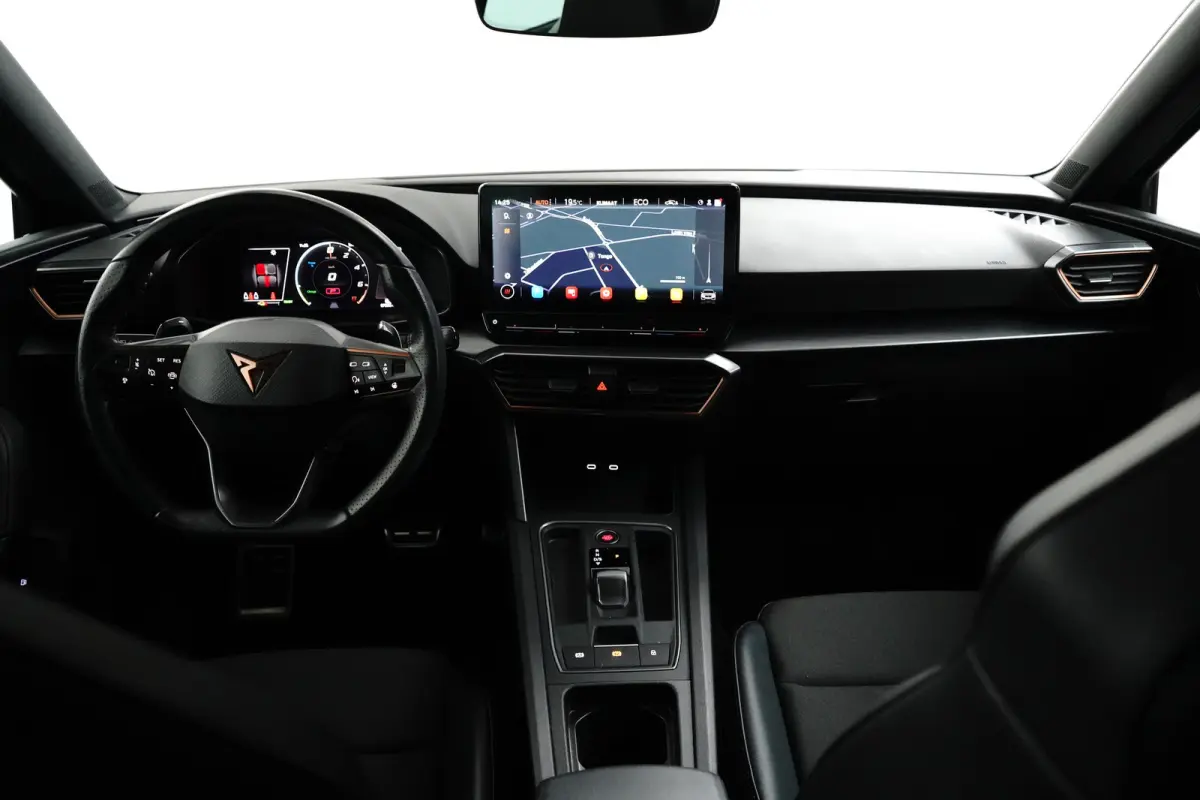 e-Hybrid l Camera l Stuurverwarming l Adapt. Cr Control l Full LED l 18" l PDC V & A l Navigatie l Appla Car PLay / Android l