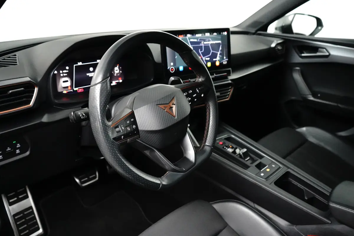 e-Hybrid l Camera l Stuurverwarming l Adapt. Cr Control l Full LED l 18" l PDC V & A l Navigatie l Appla Car PLay / Android l