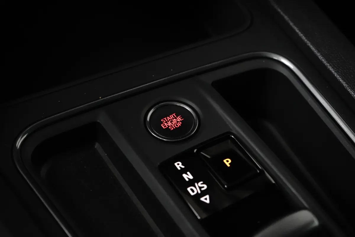 e-Hybrid l Camera l Stuurverwarming l Adapt. Cr Control l Full LED l 18" l PDC V & A l Navigatie l Appla Car PLay / Android l