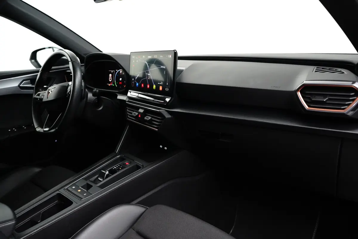 e-Hybrid l Camera l Stuurverwarming l Adapt. Cr Control l Full LED l 18" l PDC V & A l Navigatie l Appla Car PLay / Android l