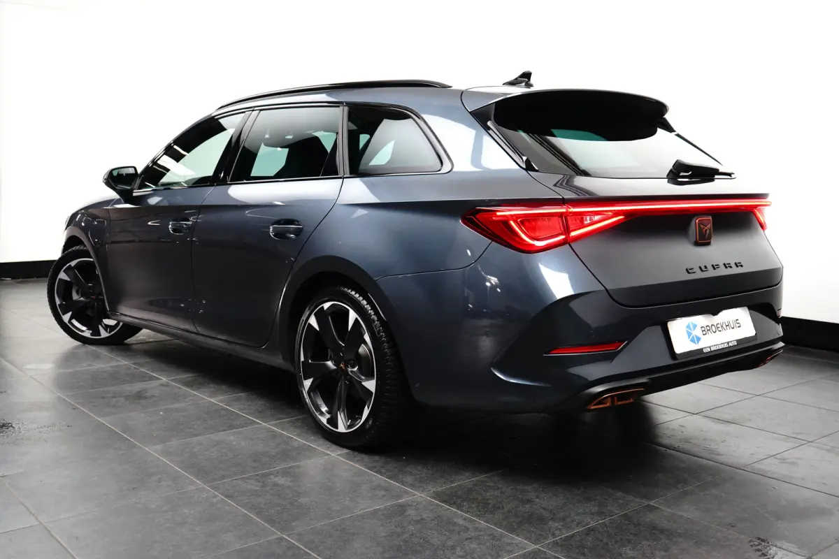 e-Hybrid l Camera l Stuurverwarming l Adapt. Cr Control l Full LED l 18" l PDC V & A l Navigatie l Appla Car PLay / Android l