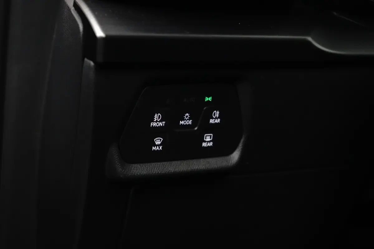 e-Hybrid l Camera l Stuurverwarming l Adapt. Cr Control l Full LED l 18" l PDC V & A l Navigatie l Appla Car PLay / Android l